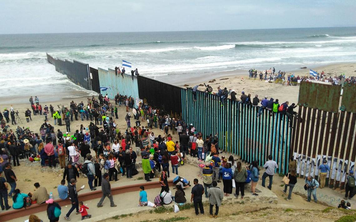 Trepan el muro y gritan No somos crim nales La Voz de la